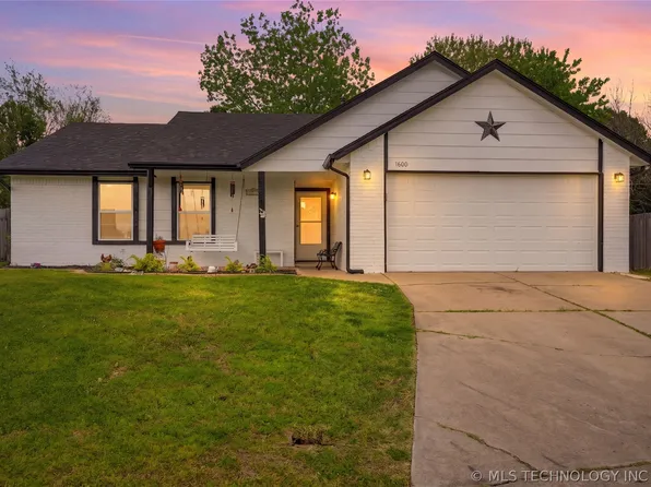 1600 W Edgewater Pl, Broken Arrow, OK 74012