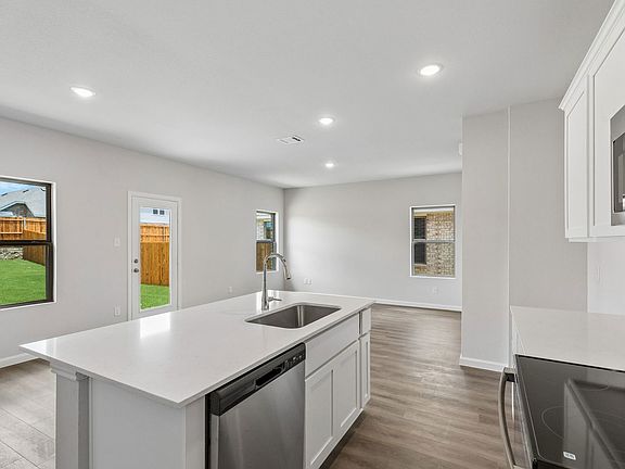 3rd image of 708 Hillcrest Blvd