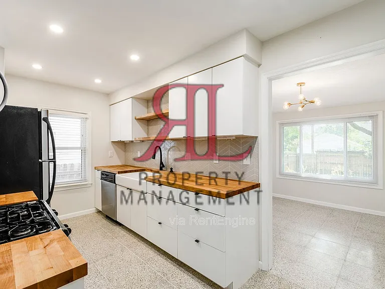 317 E Royal Forest Blvd — Photo 13