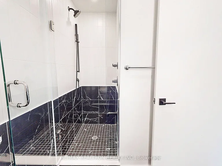 327 King St W #4105 — Photo 35