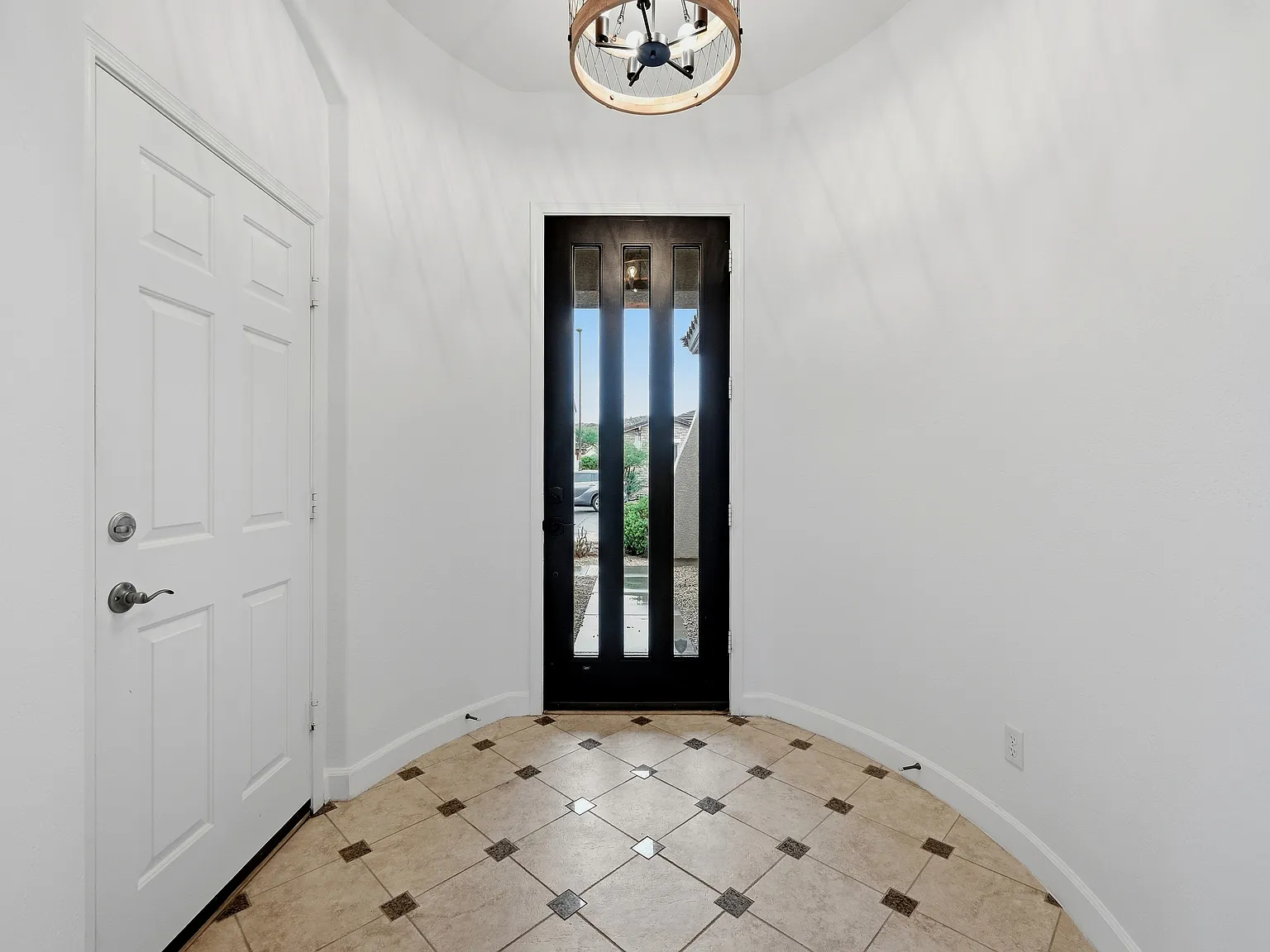 3 bed, 2457 sqft, $2,750 — Photo 2
