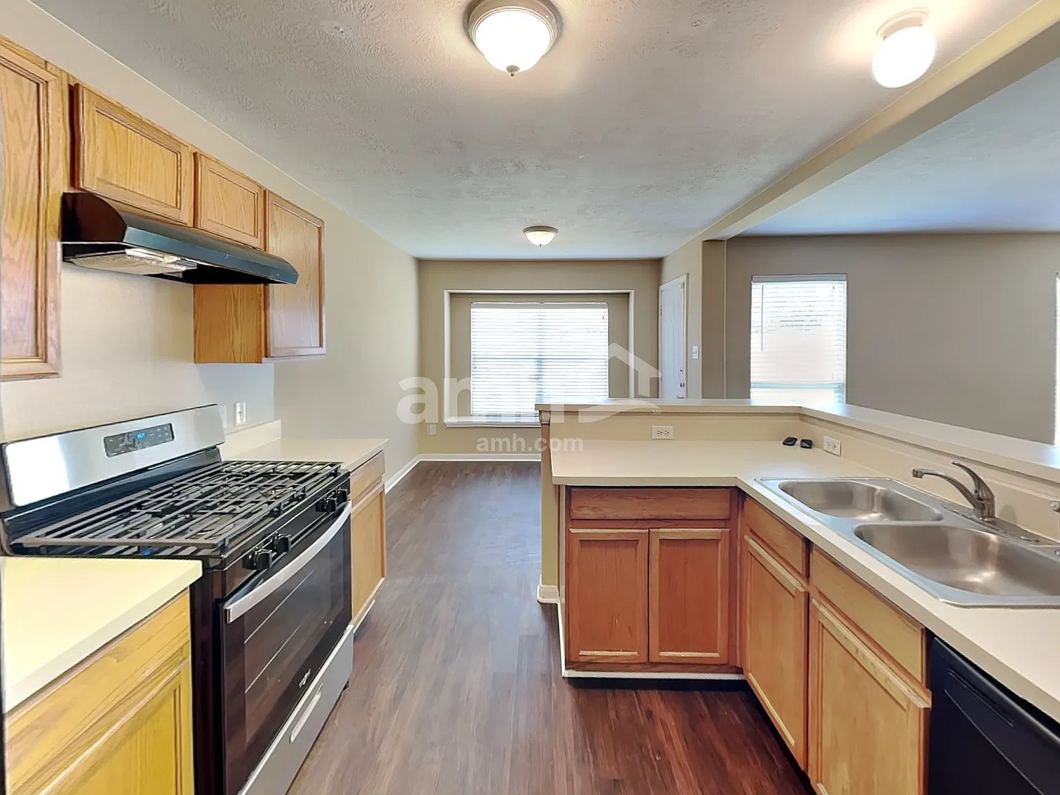 4 bed, 3.0 bath, 1572 sqft, $1,985 — Photo 3