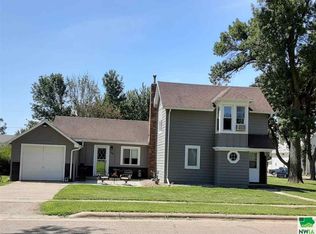 1306 2nd St, Hull, IA 51239