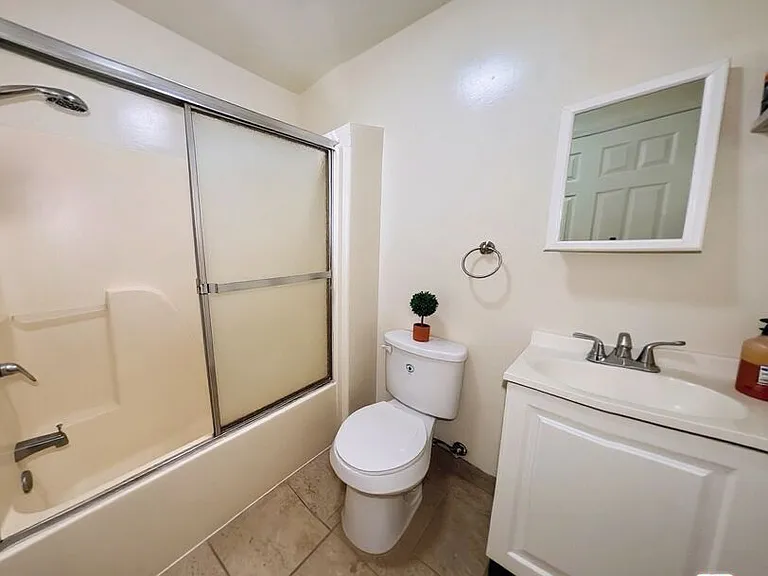 4343 W 4th St #D — Photo 2