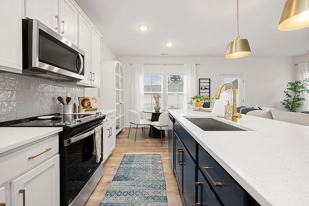 Oak Lake Townhomes — Photo 4