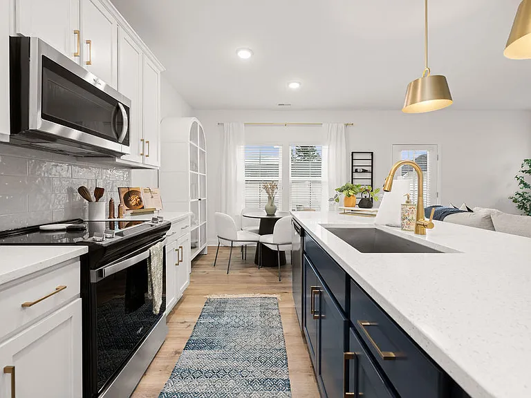 Oak Lake Townhomes — Photo 4