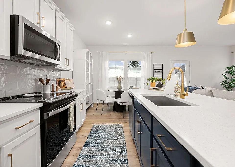 Oak Lake Townhomes apartments community photo