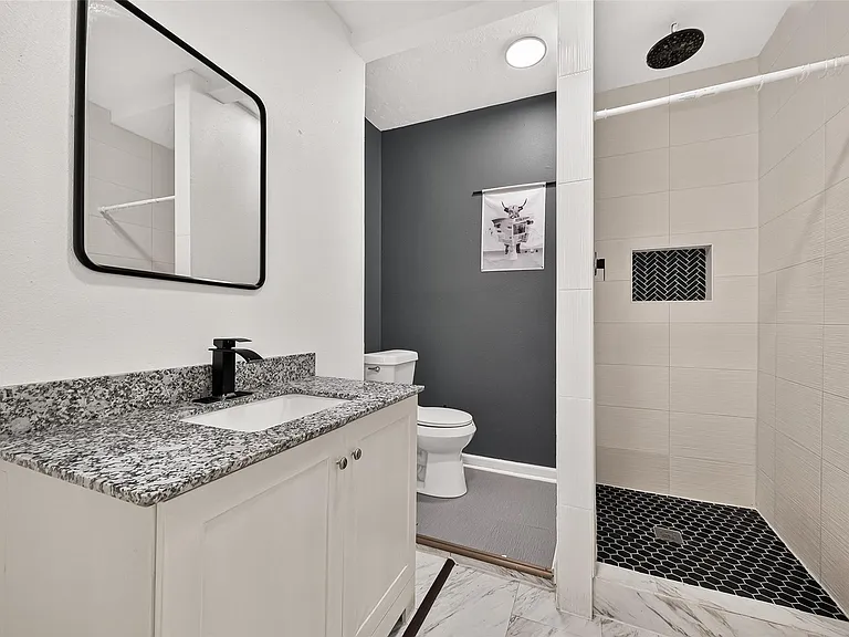 214 E Foley St — Photo 9