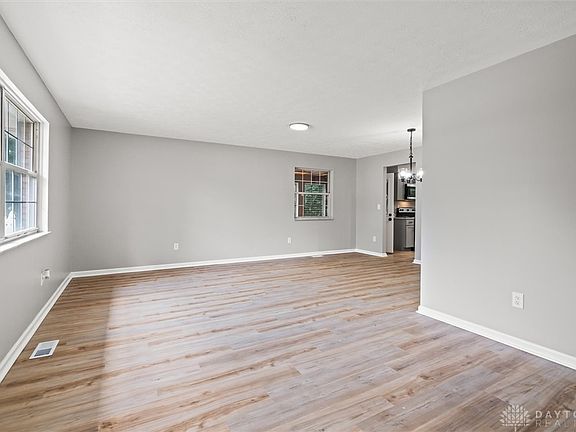4th image of 2965 Meadow Park Dr