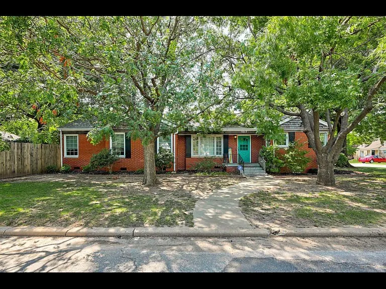 3217 N Villa Ave — Photo 1
