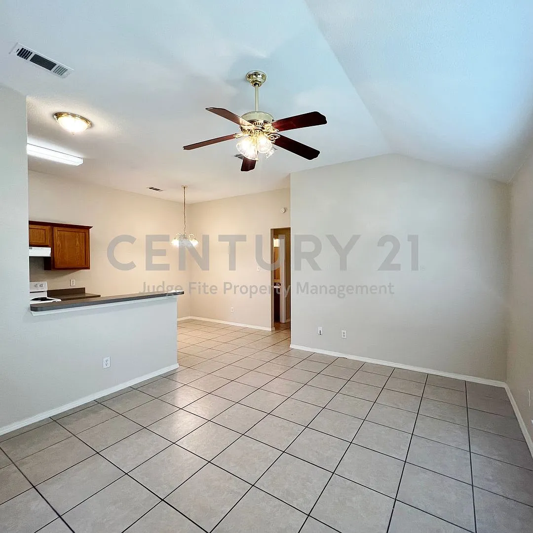 Nice 3/2/1 Duplex in Crowley ISD For Rent! — Photo 2