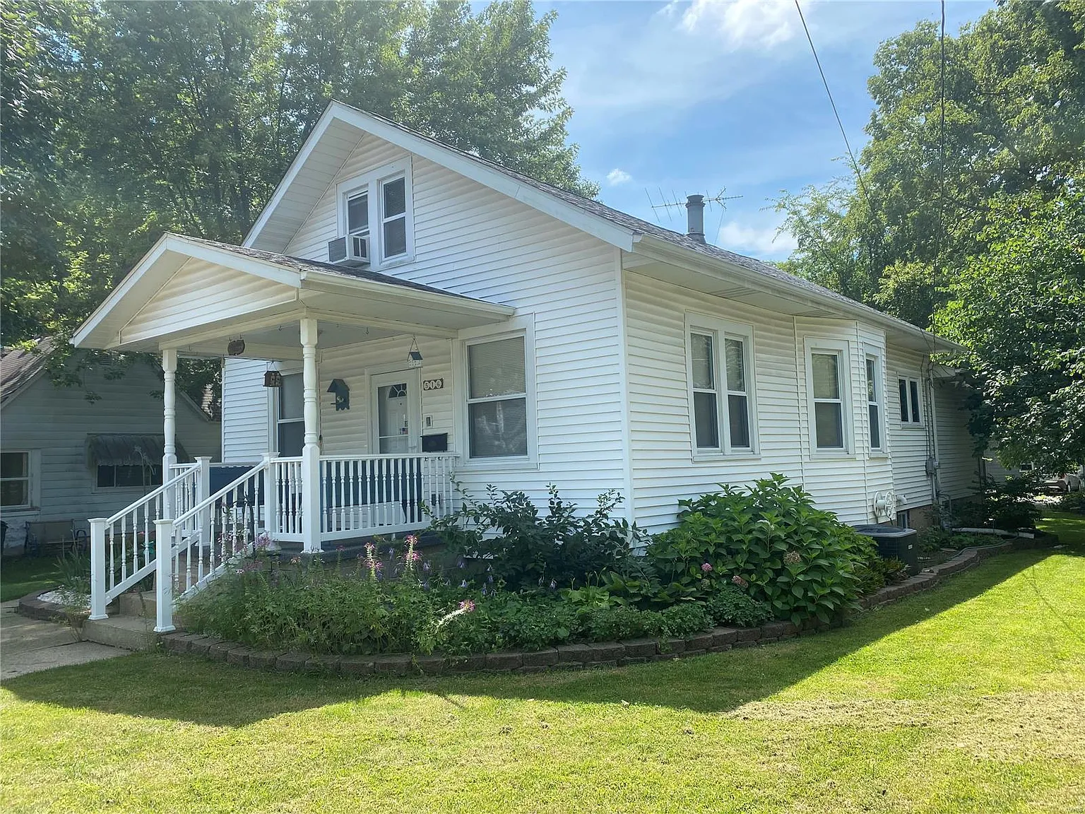 516 E Oak St photo 1
