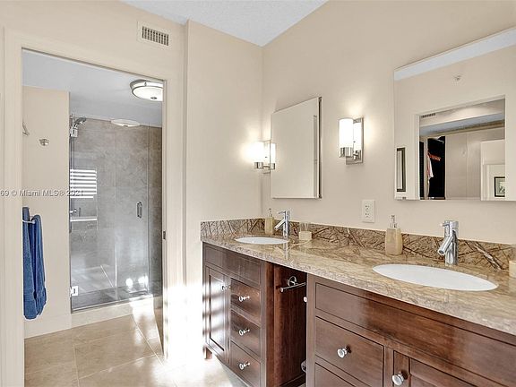 3rd image of 2503 N Nob Hill Rd APT 205
