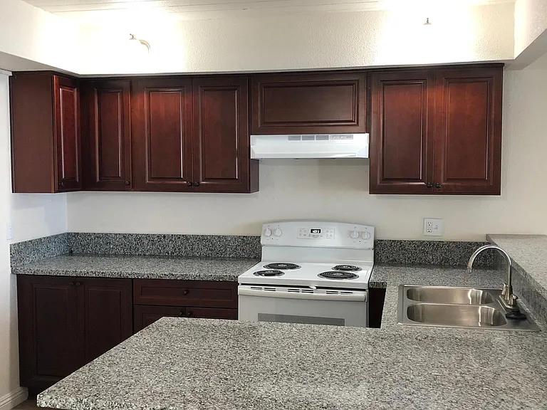 855 S Citrus Ave — Photo 9