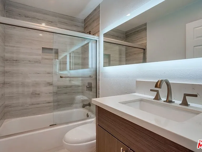 1034 S Shenandoah St #2 — Photo 14
