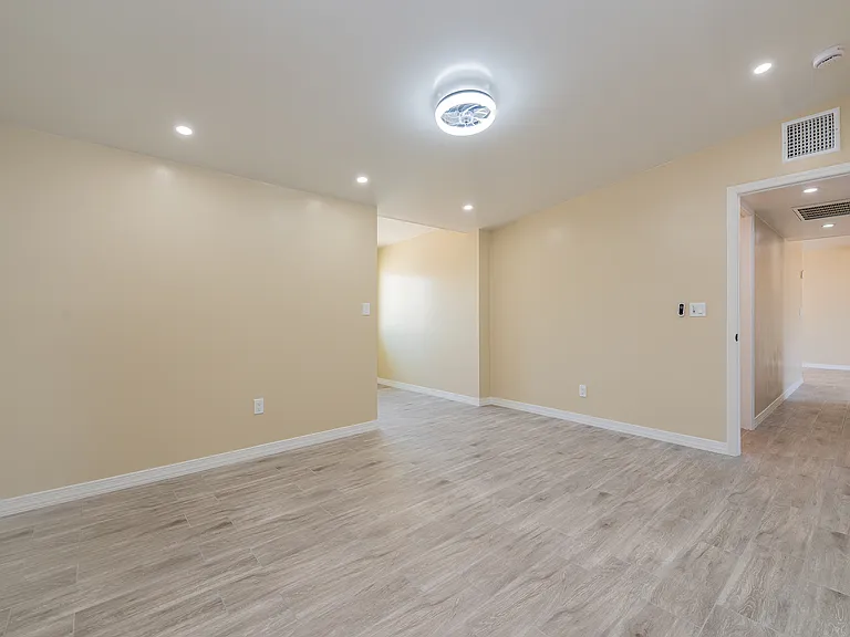 1117 E Illinois St — Photo 20