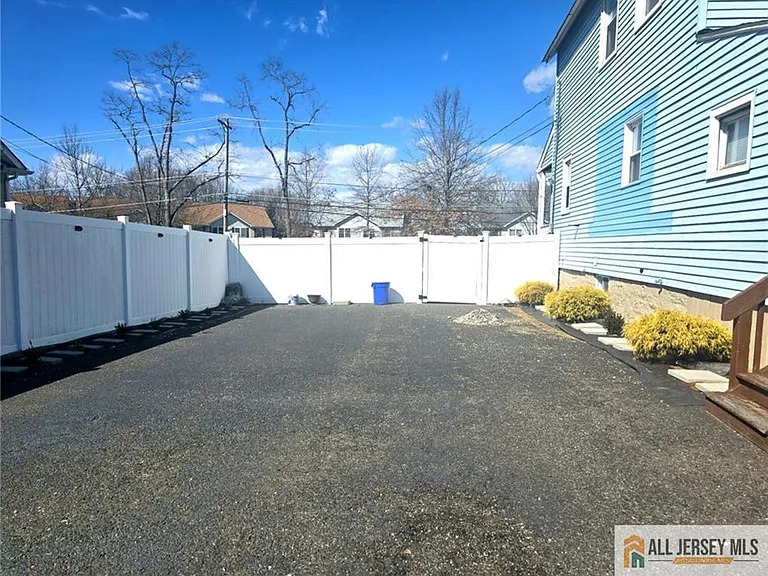 23 Maple St — Photo 4