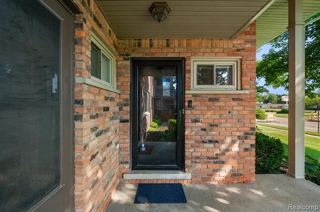 2 bed, 1.5 bath, 1304 sqft, $3,500 — Photo 3