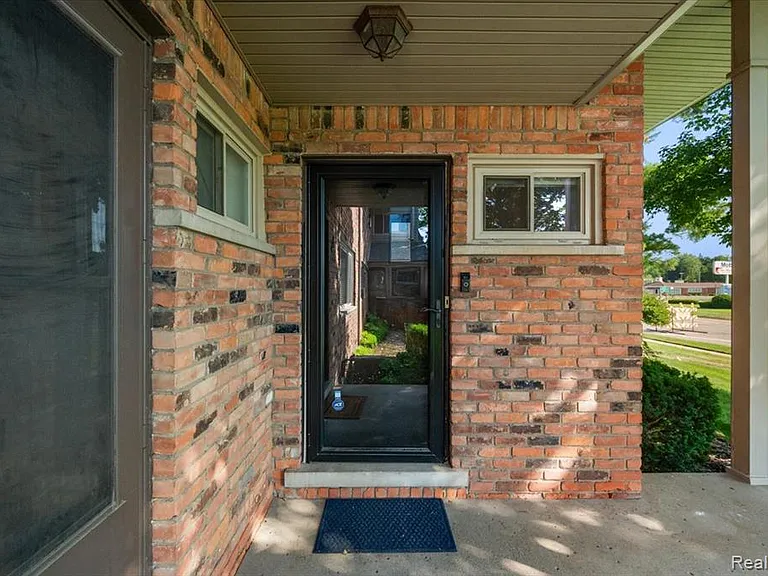 975 N Old Woodward Ave — Photo 3