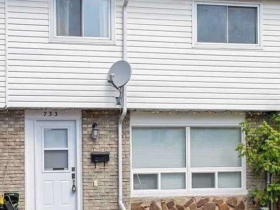 3rd image of 733 Parkview Cres