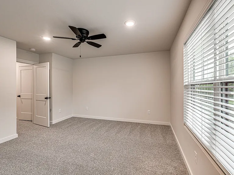 614 W 2nd St #110 — Photo 35