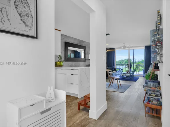 8900 Washington Blvd APT 320, Pembroke Pines, FL 33025