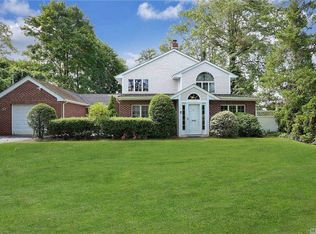 37 Ridge Dr E, Roslyn, NY 11576