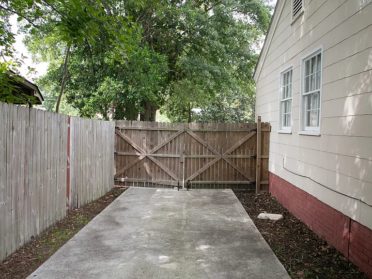 Greenwood St — Photo 35