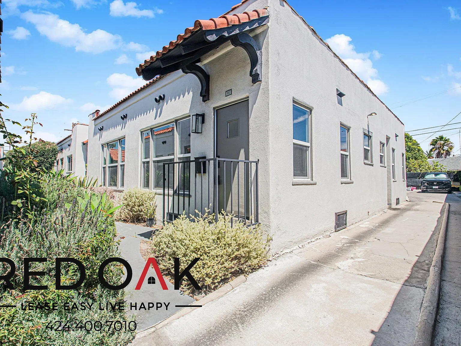 ~1 Month Free~ Polished 1-Bed With In-Unit Laundry And Central Ac ~ In Larchmont! — Photo 4