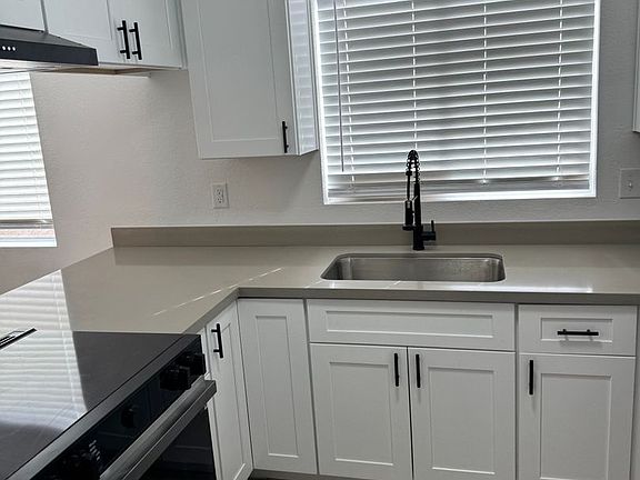 4th image of 615 N Arrowhead Dr APT 1
