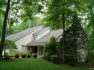 6334 Mission Dr, West Bloomfield, MI 48324