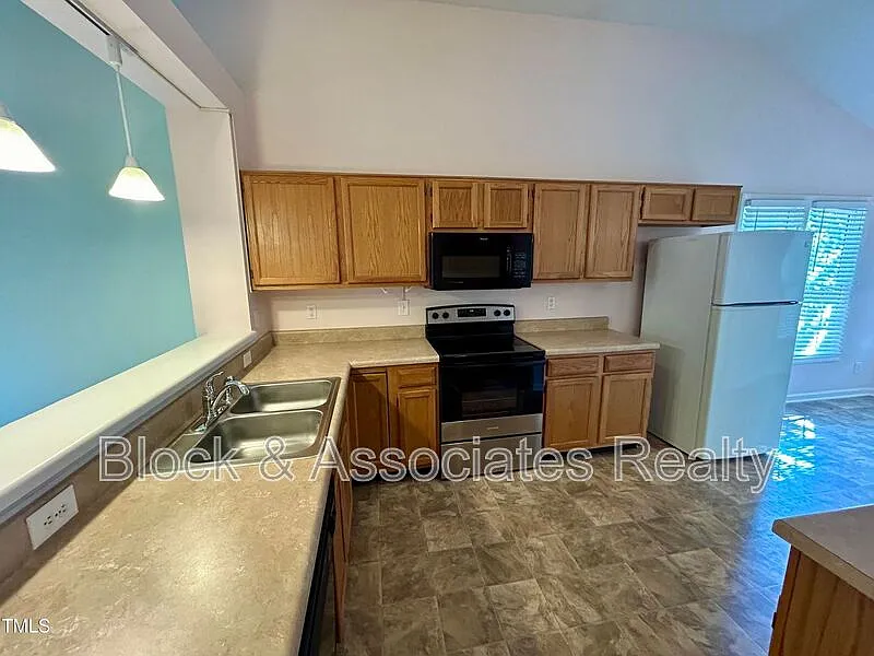 3 bed, 2.0 bath, 1415 sqft, $1,950 — Photo 3