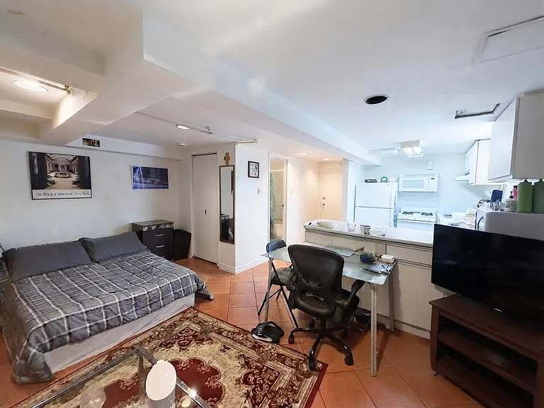 380 Davenport Rd #5 — Photo 6