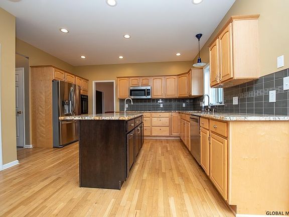 4th image of 127 Van Bael Dr