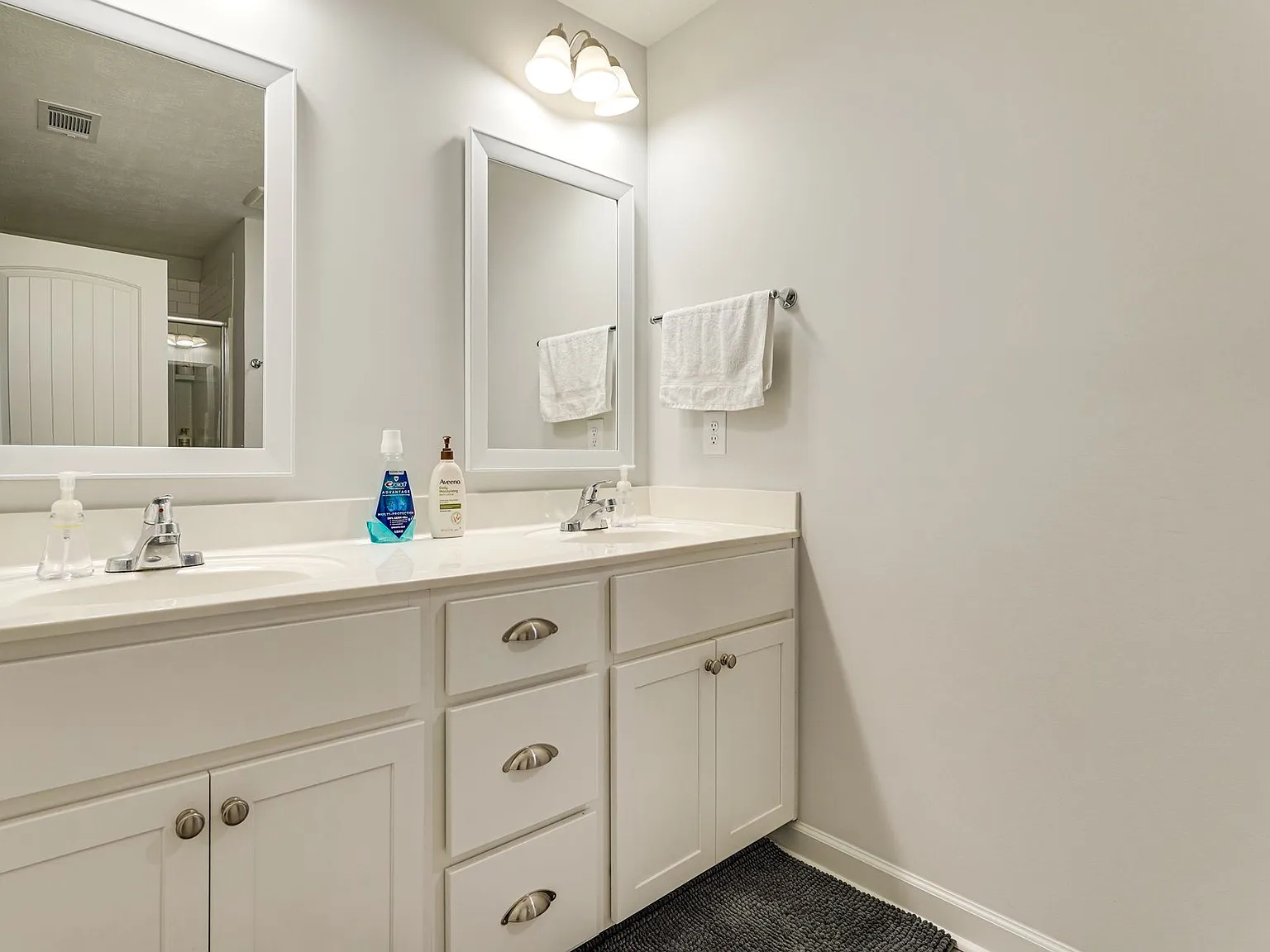 3 bed, 2.5 bath, 2324 sqft, $2,750 — Photo 3
