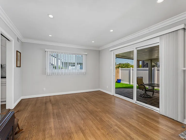 1325 W Ash Ave — Photo 5