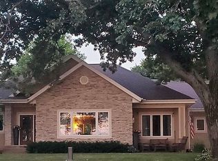 202 Lake Shore Dr, Emmetsburg, IA 50536