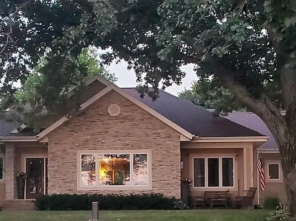 202 Lake Shore Dr, Emmetsburg, IA 50536