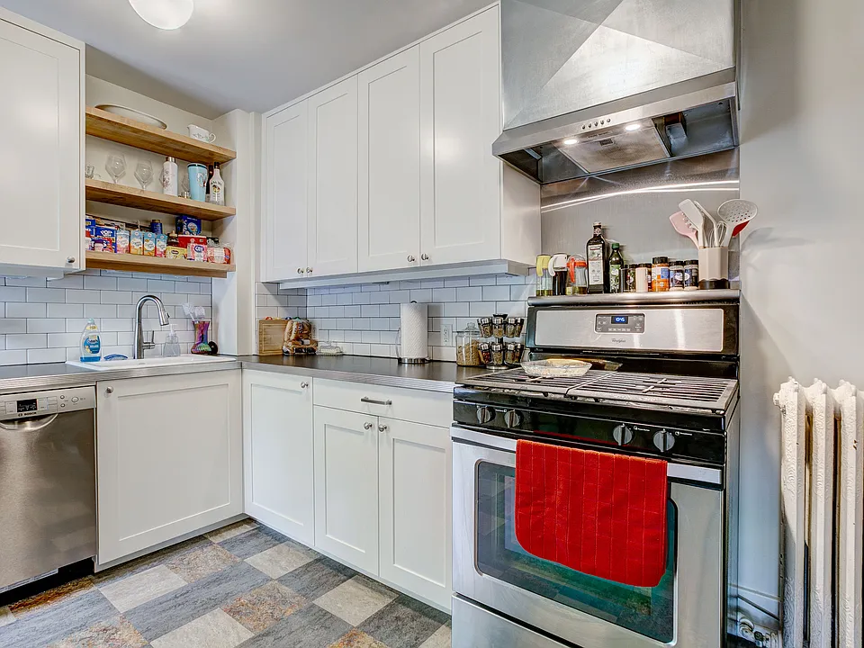 kitchen when last tenant was living there. All new appliances in 2020
