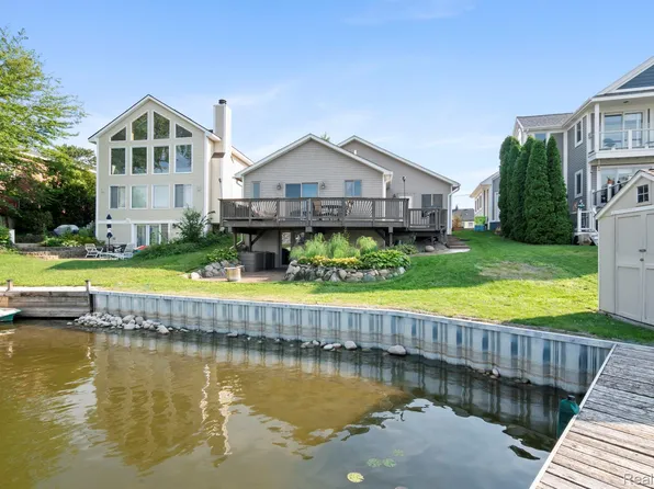 9484 Bonnie Briar St, White Lake, MI 48386