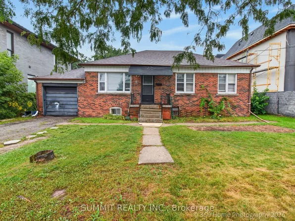 11 Faith Ave, Toronto, ON M3H 1W2