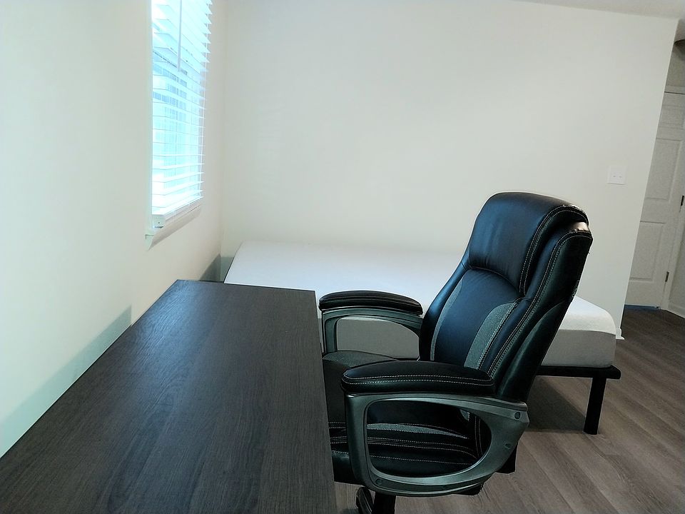 1st image of 924 Merritt Dr #2