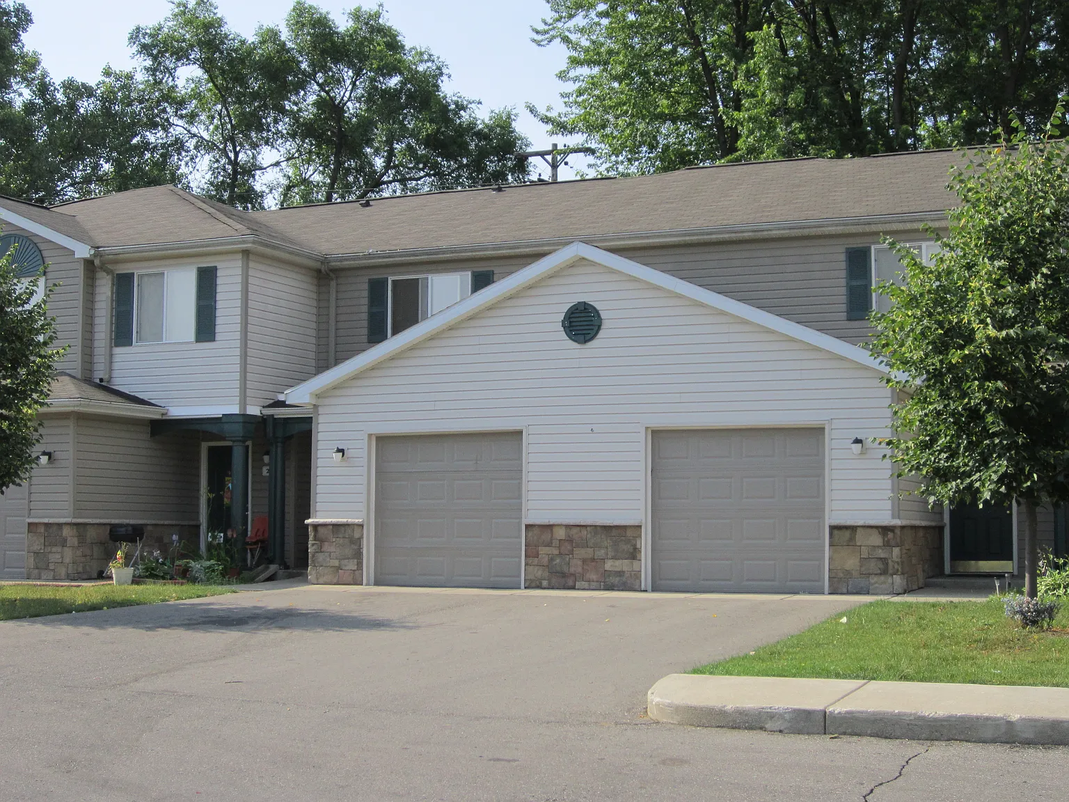 Rosewood Manor Townhomes — Photo 3