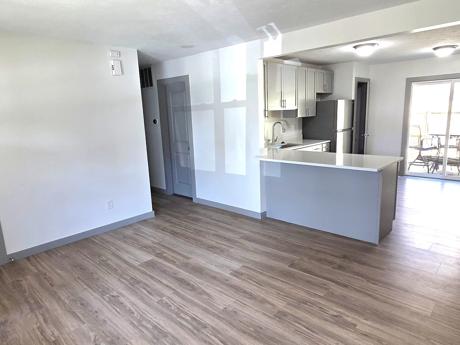 3 bed, 958 sqft, $1,900 — Photo 3