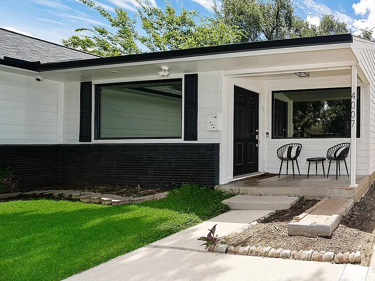 4007 Markham St — Photo 3