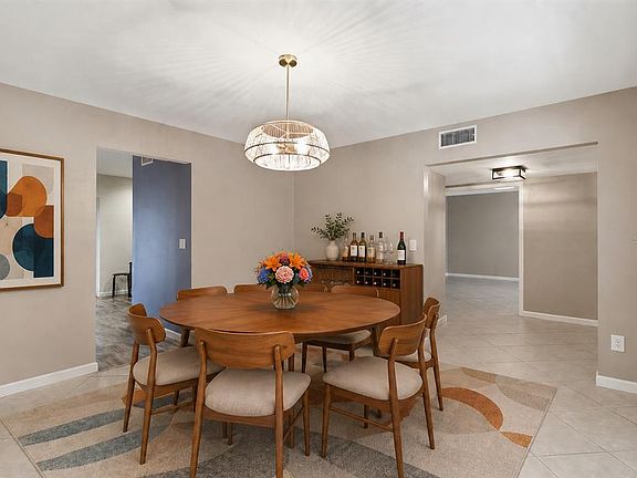 4th image of 302 Bloomingfield Dr