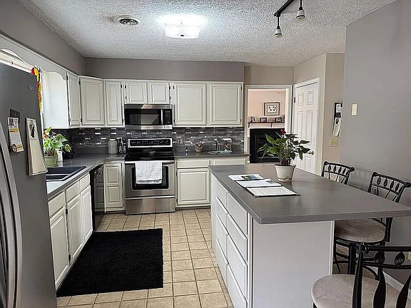 3rd image of 506 Woodbine Dr