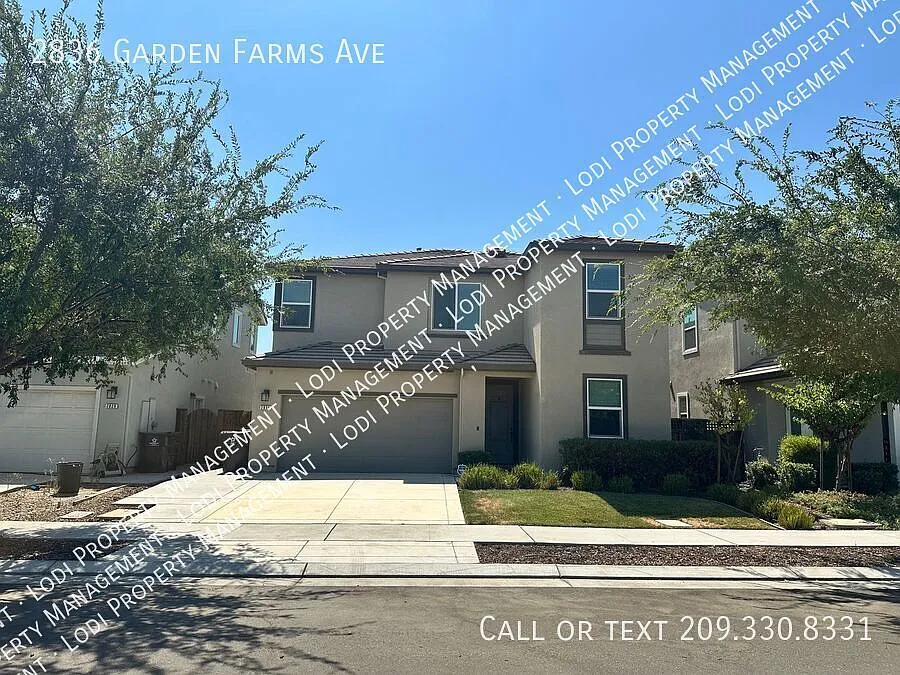 5 Bedroom 3 Bath Home in River Island — Photo 1