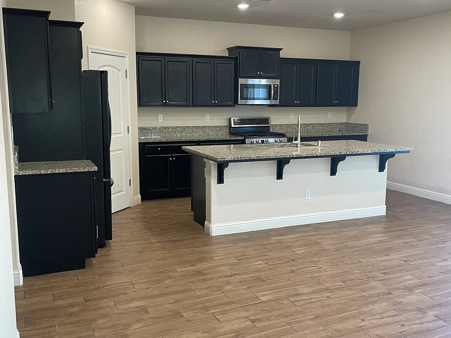 3 bed, 2.5 bath, 2200 sqft, $2,495 — Photo 4