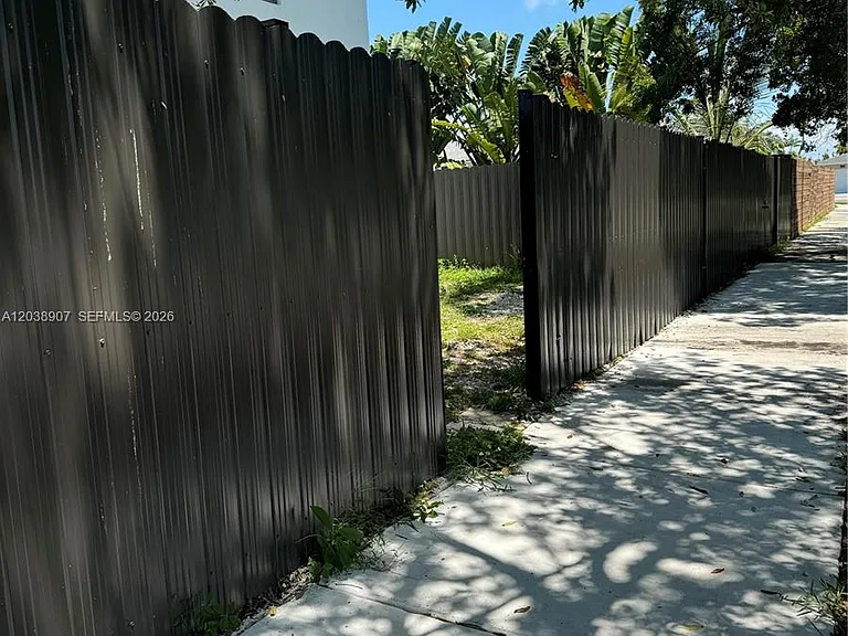 8275 SW 205th Ter — Photo 13